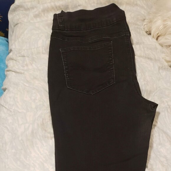 Santana Black Capris - Picture 1 of 3